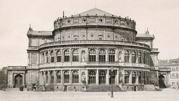Historische Aufnahme des ersten Hoftheaters von Gottfried Semper um 1860