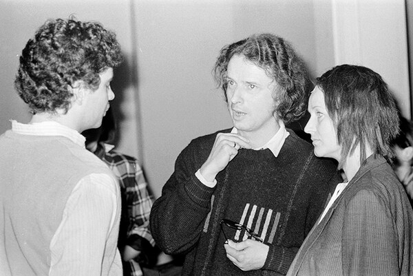 Udo Zimmermann mit seinen Hauptdarsteller*innen Frank Schiller und Birgit Fandrey während der Proben zu »Weiße Rose«, Premiere am 3. Juni 1987.