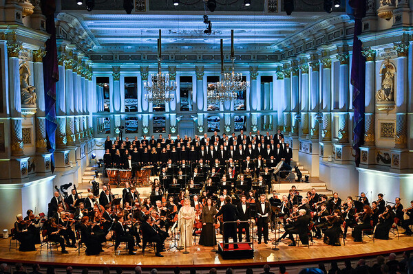 Silvesterkonzert der Sächsischen Staatskapelle Dresden auf der Bühne der Semperoper