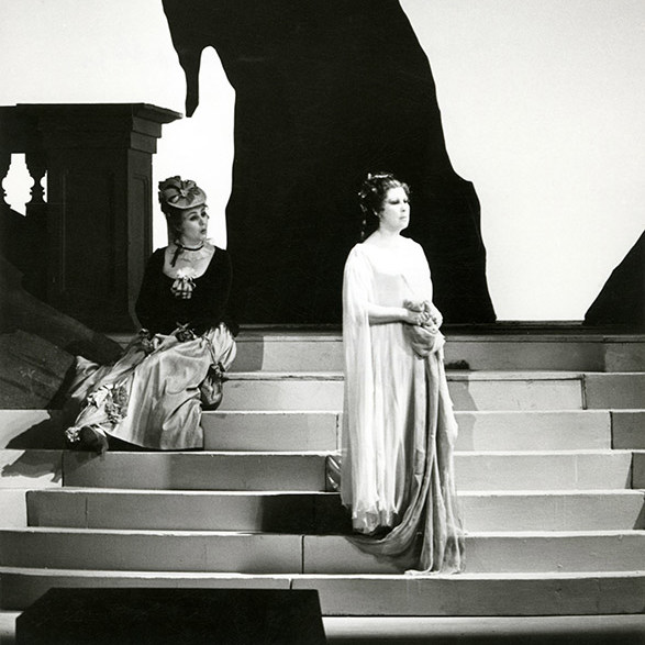 Edita Gruberová als Zerbinetta zusammen mit Gundula Janowitz in »Ariadne auf Naxos«, Gastspiel der Oper Wien am 6. April 1985 in der Semperoper