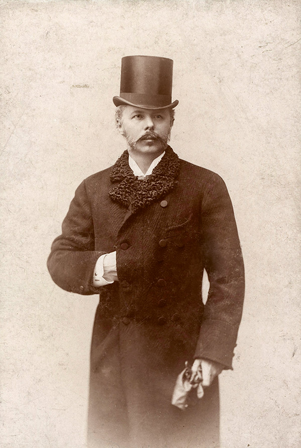 Fotografie von Ernst von Schuch mit Mantel und Zylinder um 1899