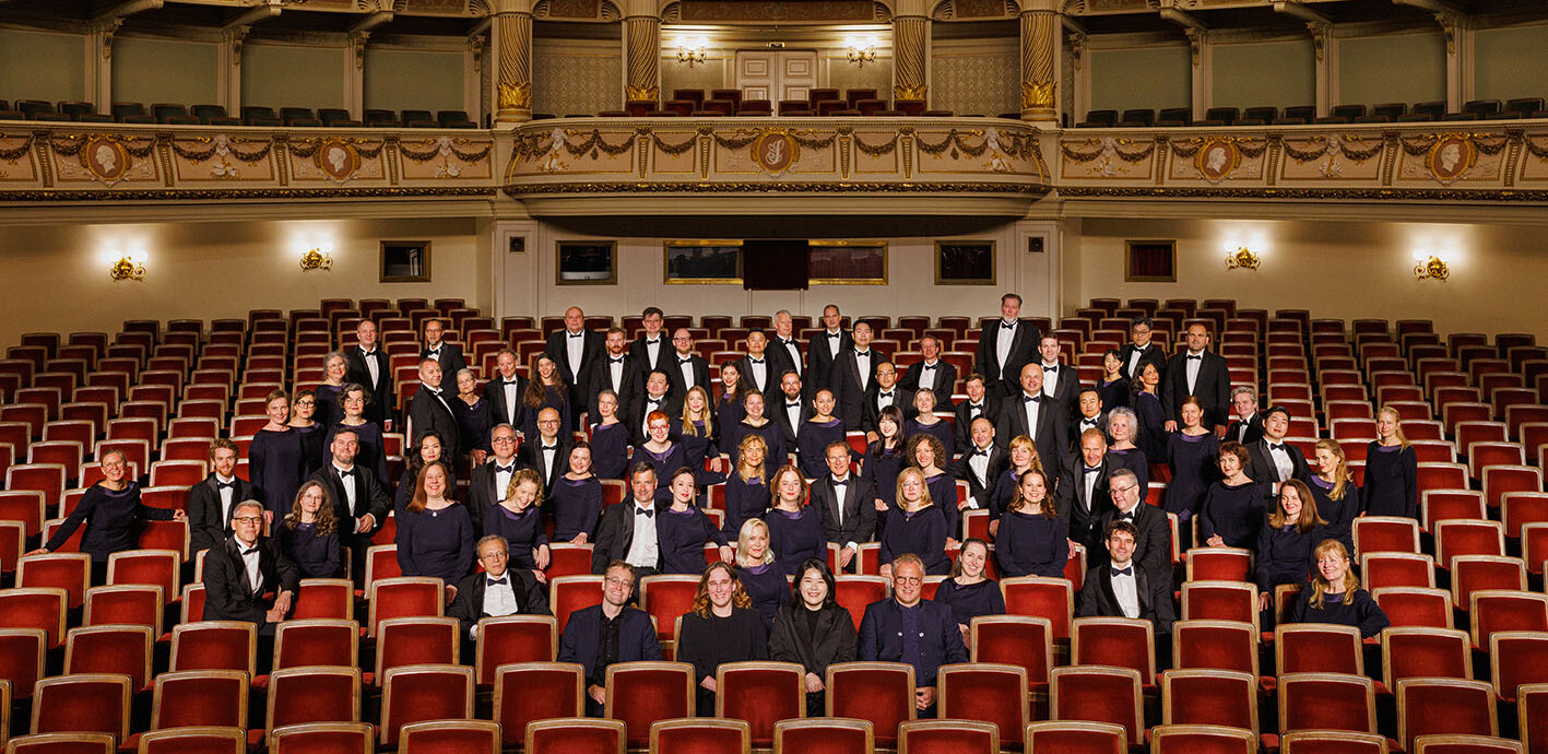 Gruppenbild des Sächsische Staatsopernchor Dresden im Saal der Semperoper Dresden
