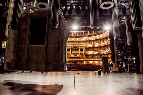 Backstage-Blick auf die Bühnentechnik der Semperoper mit der Kulisse von »Doktor Faust«