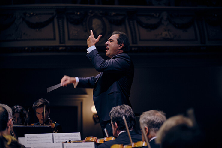 Daniele Gatti dirigiert die Sächsische Staatskapelle Dresden