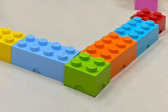 Bunte Kisten in Form von großen Legosteinen