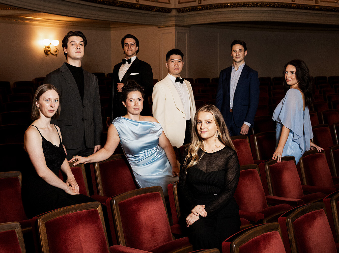 Die Mitglieder des Jungen Ensemble der Semperoper im Zuschauer Saal des Opernhauses.