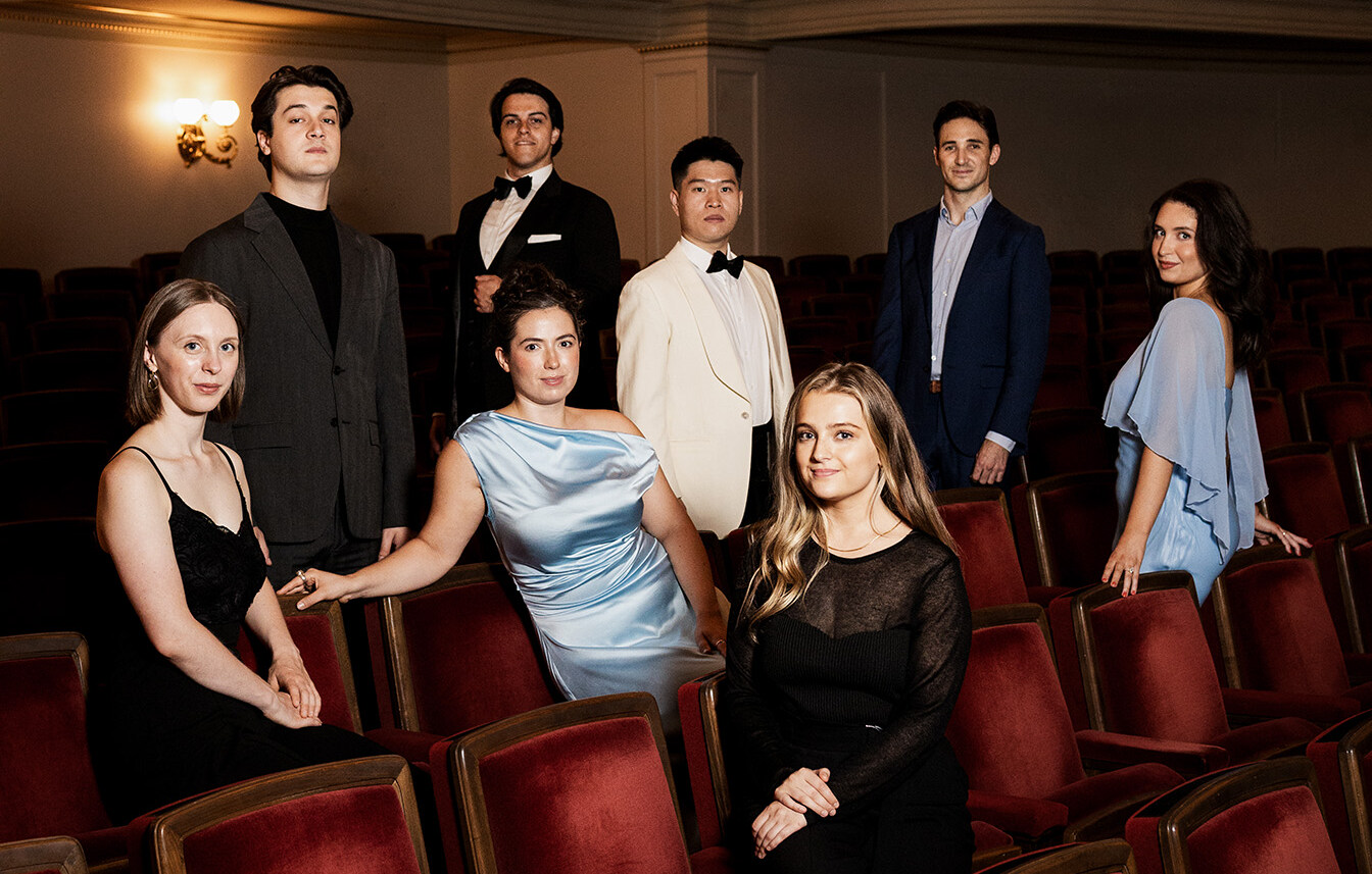 Die Mitglieder des Jungen Ensemble der Semperoper im Zuschauer Saal des Opernhauses.