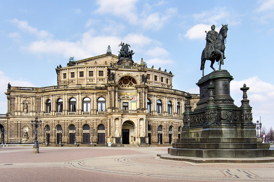 Semperoper am Theaterplatz mit König-Johann-Denkmal