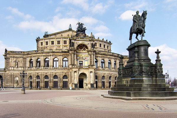 Semperoper am Theaterplatz mit König-Johann-Denkmal