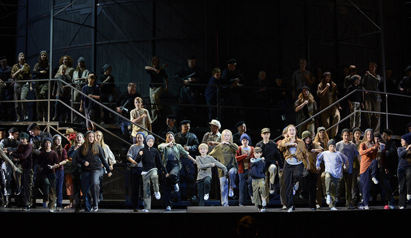 Szene aus der Oper »Carmen« in der die Kinder des Kinderchores singend auf den Bühnenrand zu marschieren
