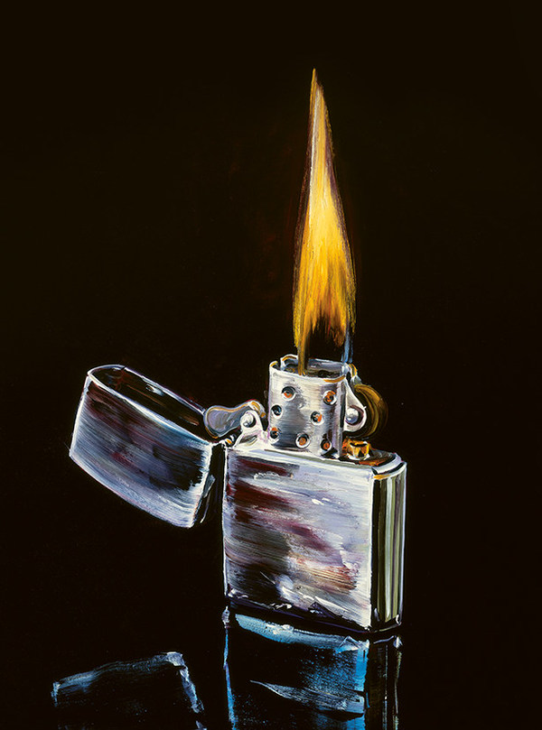 Gemälde von Cornelius Völker zeigt ein silberfarbenes Sturm-Feuerzeug mit geöffneter Kappe und Flamme vor schwarzem Hintergrund