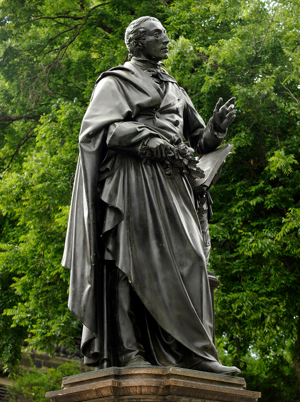 Das Weber Denkmal an seinem aktuellen Standort 