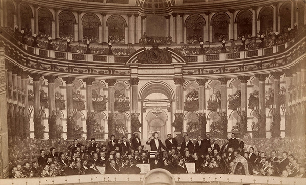 Ernst von Schuch als Generalmusikdirektor mit der Königlichen musikalischen Kapelle, um 1892.