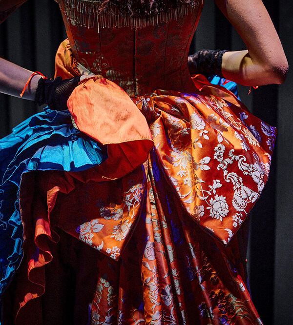 Kostümdetail »La traviata«: Üppige Schleife am Kleid