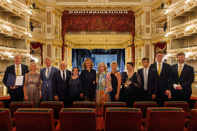Mitglieder der Semperoper Stiftung und die Preisträger des Rudi-Häussler-Preises 2025