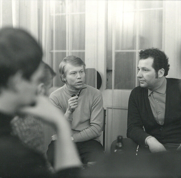 Harry Kupfer im Gespräch mit gesellschaftlichen Partnern nach der Probe zu »Levins Mühle«, 1973