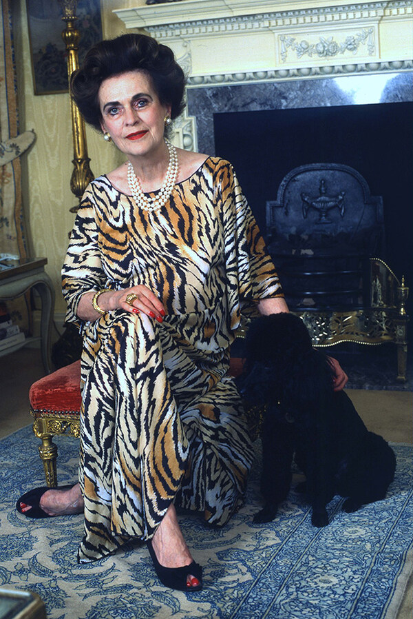 Margaret Campbell mit charakteristischer Perlenkette und Pudel Luis Nr. 14, Portrait von Allan Warren, 1991