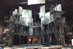 Aufbau des Bühnenbildes von »Nabucco« auf der Bühne der Semperoper