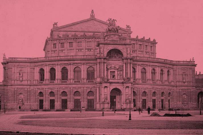 Rot eingefärbte Außenansicht der Semperoper Dresden