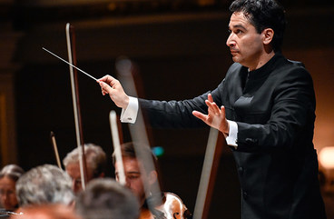 Dirigent Andres Orozco-Estrada am Pult der Sächsischen Staatskapelle Dresden
