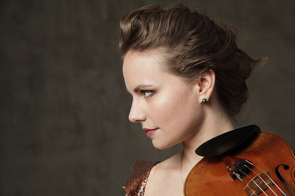Capell-Virtuosin Julia Fischer mit Violine