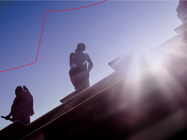 Statuen auf dem Dach der Semperoper im Gegenlicht