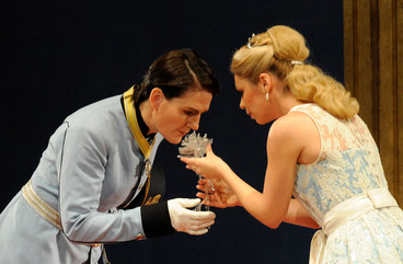 Szene aus "Der Rosenkavalier": Eine Sängerin hält einem Sänger eine Blume hin, dieser richt daran