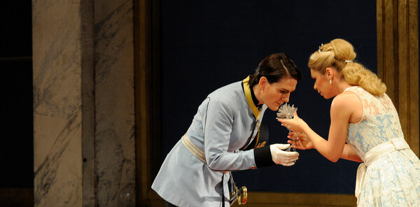 »Der Rosenkavalier« Szene aus "Der Rosenkavalier": Eine Sängerin hält einem Sänger eine Blume hin, dieser richt daran