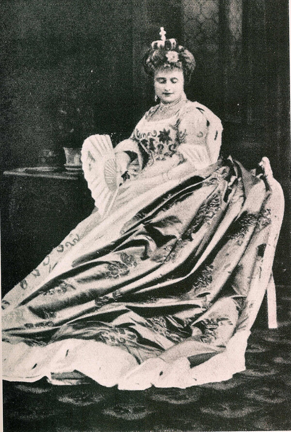 Hortense Schneider als Großherzogin von Gerolstein, 1867 