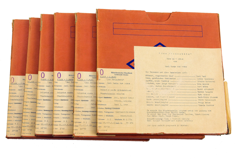 Stapel von sechs in orangefarbenen Karton verpackten Tonbändern der »Freischütz«-Aufnahme von 1951