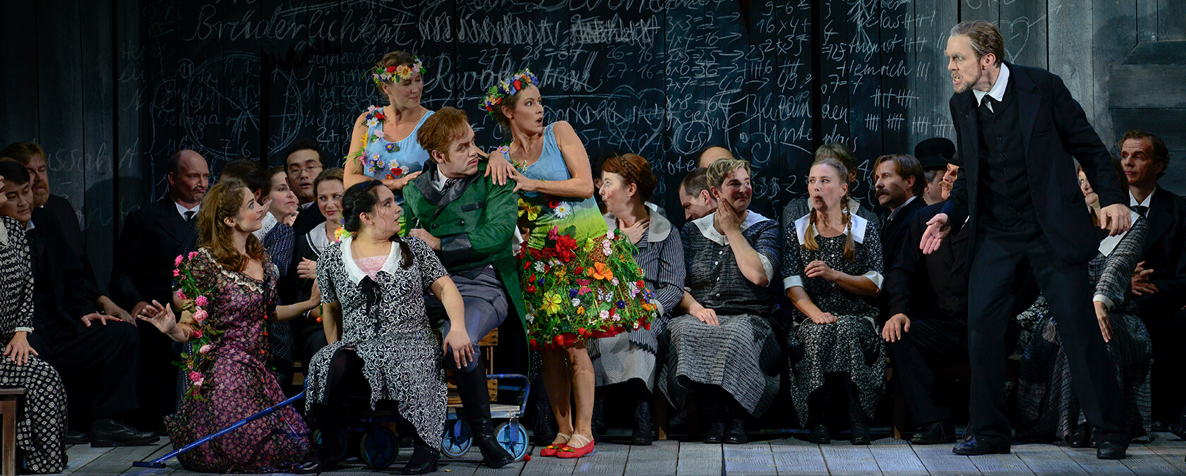 »Der Wildschütz« Szene aus "Der Wildschütz": Recht und links sind zwei Sänger, der rechts Sitzende ist umringt von 4 Sängerinnen