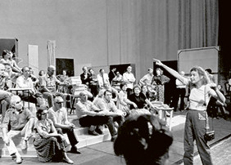 Christine Mielitz erläutert ihr Regiekonzept bei der Einführung zu »La bohème« am 15. Juni 1983