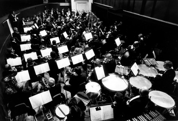 Giuseppe Sinopoli und die Sächsische Staatskapelle Dresden während der Proben zu »Die Frau ohne Schatten« im erweiterten Orchestergraben der Semperoper