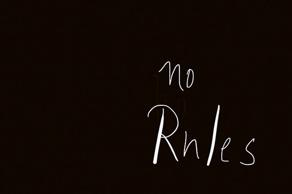 Die Fotoaufnahme der Künstlerin Rosemarie Trockel zeigt den handgeschriebenen weißen Schriftzug "no Rules" auf schwarzem Grund.