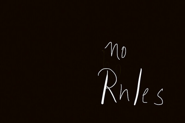 Die Fotoaufnahme der Künstlerin Rosemarie Trockel zeigt den handgeschriebenen weißen Schriftzug "no Rules" auf schwarzem Grund.