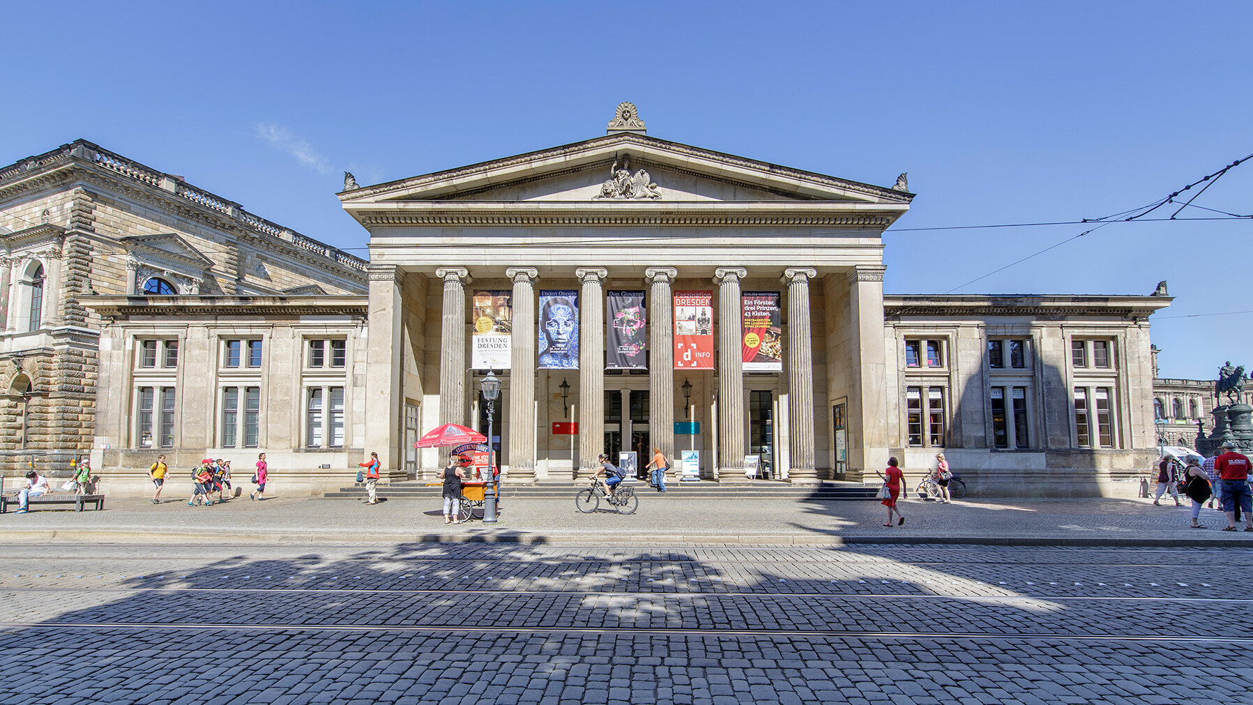 Box office of the Semperoper in the Schinkelwache near Theaterplatz