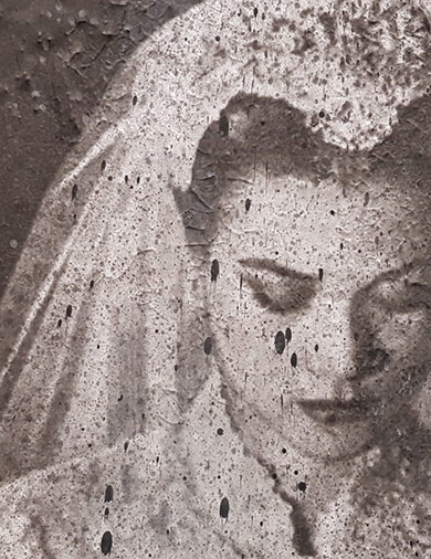 Schwarz-Weiß-Fotografie einer jungen Braut mit Schleier im Bühnenbild von »Die tote Stadt«