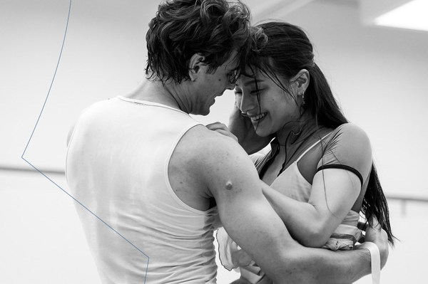 Julian Amir Lacey und Ayaha Tsunaki in einer Probe zu »Romeo und Julia«