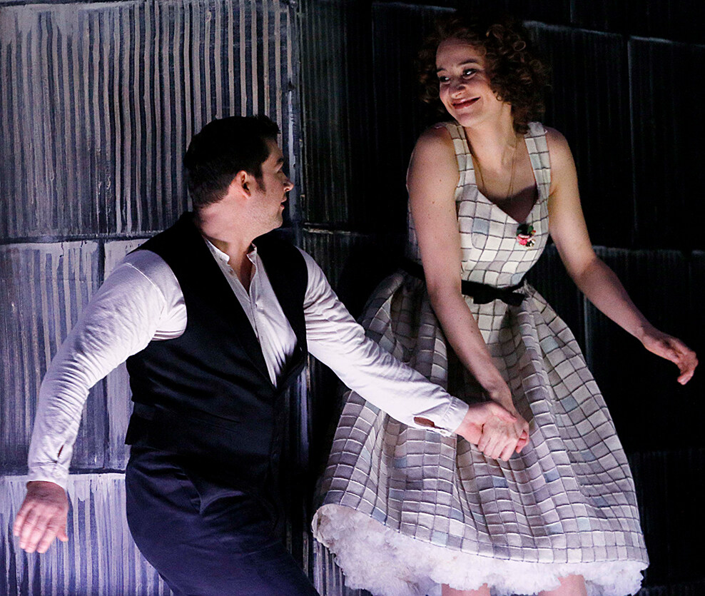 Szene aus "Cavalleria rusticana": Ein Sänger und eine Sängerin halten sich die Hand und lächeln sich an