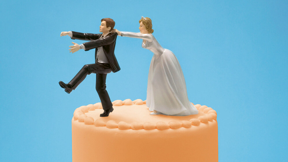 Premierenmotiv „Der Florentiner Hut“ © John Muggenborg/Alamy Stock Photo Hochzeitstorte mit Figuren vom Brautpaar