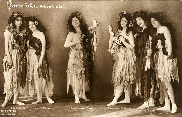 Gestelltes Foto der Blumenmädchen aus »Parsifal«, 1914. Liesel von Schuch (1891-1990), die ein Jahr zuvor in Wiesbaden ihr Debüt als Koloratursopranistin gegeben hatte, ist als dritte von rechts zu sehen. 