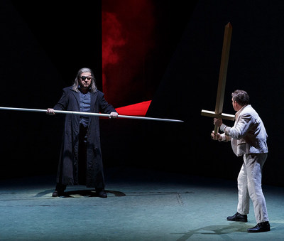Szene aus "Siegfried": Zwei Sänger bekämpfen sich mit Schwert und Staab