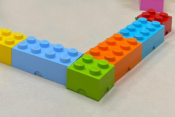 Bunte Kisten in Form von großen Legosteinen