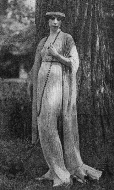 Clarisse Coudert in einem Modell von Mariano Fortuny um 1917