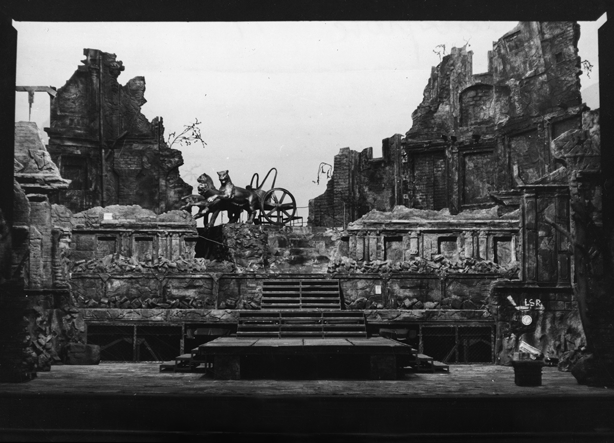 Die Ruine der Semperoper als Bühnenbild für Harry Kupfers Inszenierung von »Die Zauberflöte«, 1979