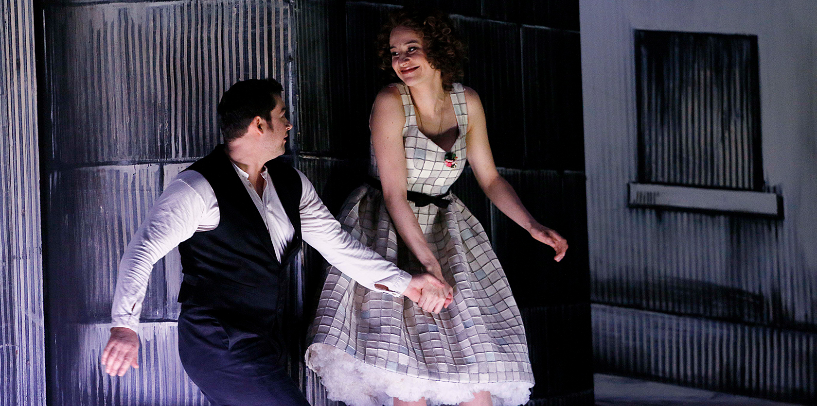 »Cavalleria rusticana« / »Pagliacci« Szene aus "Cavalleria rusticana": Ein Sänger und eine Sängerin halten sich die Hand und lächeln sich an