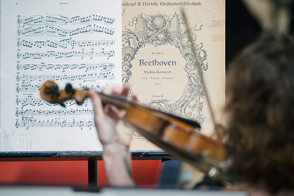 Blick über die Schulter einer Violinistin mit Notenmaterial von Beethoven auf dem Pult