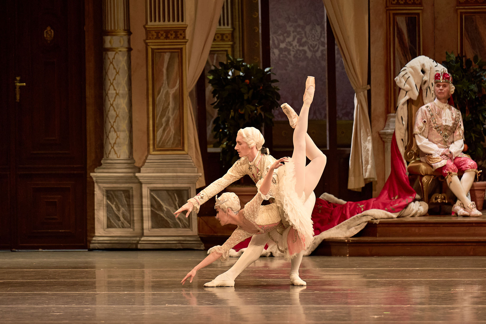 „Dornröschen“ © Semperoper Dresden, Foto: Admill Kuyler Szene aus „Dornröschen“