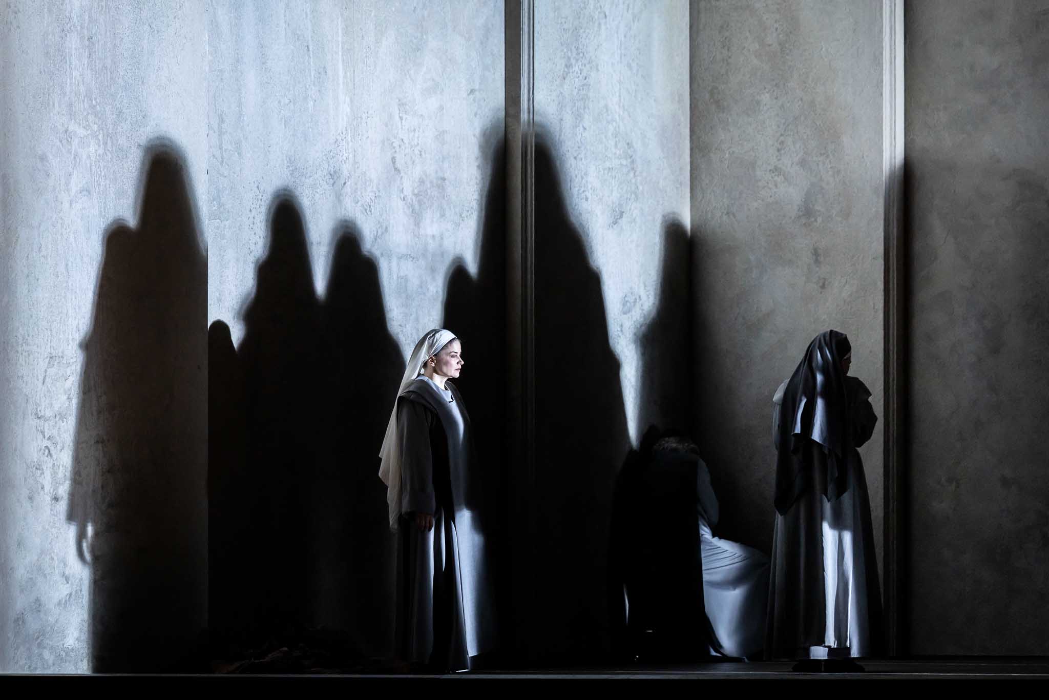„Dialogues des Carmélites“ © Semperoper Dresden, Foto: Jochen Quast Szenenbild „Dialogues des Carmélites“