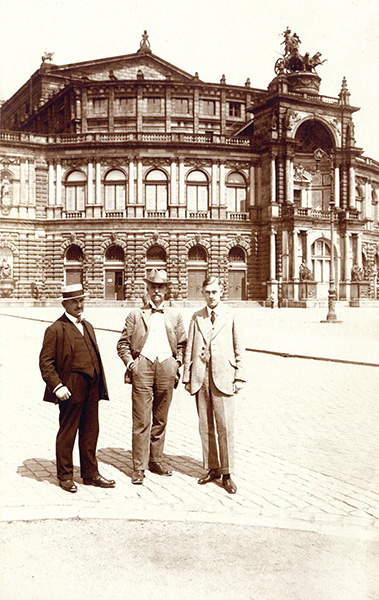 Arthur Tröber vor der Semperoper, 1919